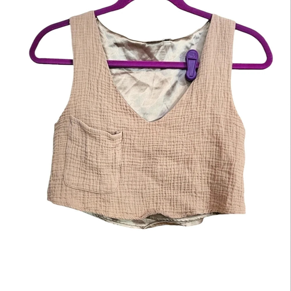 House of Wallace khaki v neck cropped top. Size XS